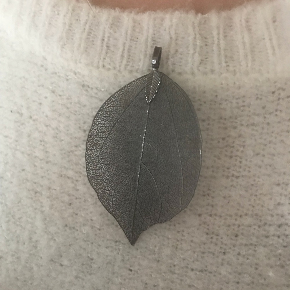 NWT Beautiful Expandable Gunmetal leaf necklace!